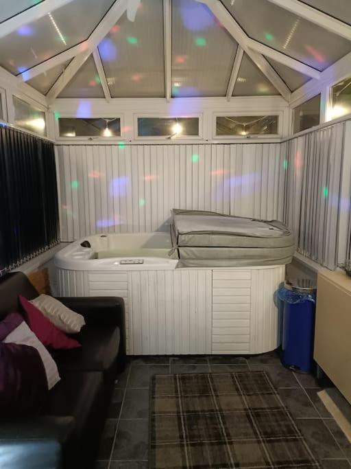 Big Fireplace Aga Hot Tub Wet Room Barn Garage Llanelli Eksteriør billede